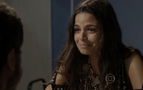 Emanuelle Araújo grava com expressão de choro e lágrimas nos olhos como Dandara de Malhação Sonhos