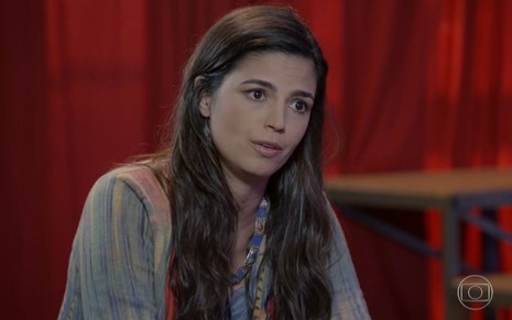Emanuelle Araújo grava cena com expressão tensa, como Dandara em Malhação Sonhos