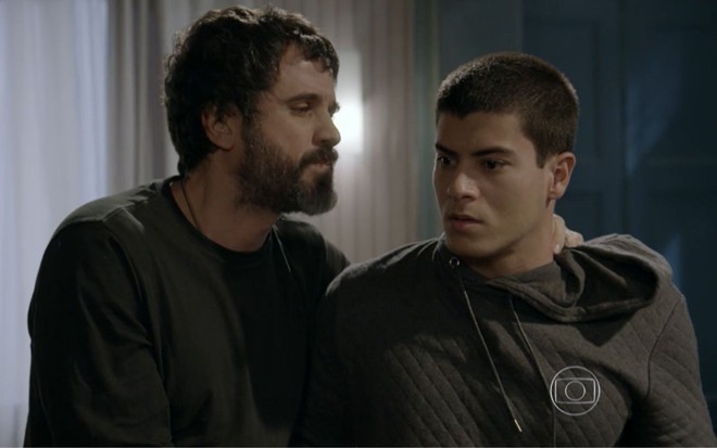 Eriberto Leão grava cena com expressão brava para Arthur Aguiar, que aparece sério, como Gael e Duca de Malhação