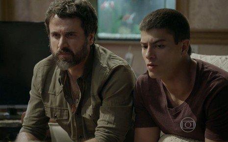 Eriberto Leão e Arthur Aguiar gravam cena com expressão séria, como Gael, Duca e Lobão em Malhação Sonhos, da Globo