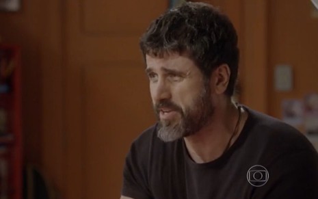 Eriberto Leão grava cena com expressão desesperada, como Gael em Malhação Sonhos