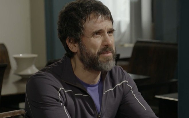 Eriberto Leão grava cena com expressão tensa, como Gael em Malhação Sonhos