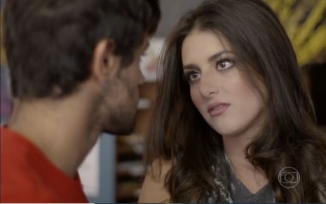 Felipe Simas grava cena olhando para Anaju Dorigon, que está com expressão séria, como Cobra e Jade