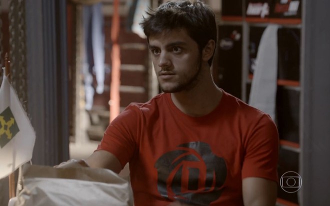 Felipe Simas grava cena com expressão espantada, como Cobra em Malhação Sonhos, da Globo
