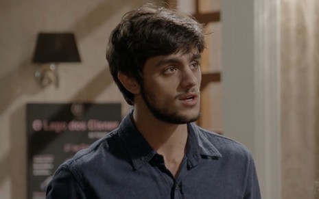 Felipe Simas grava cena com expressão séria, como Cobra em Malhação Sonhos, da Globo