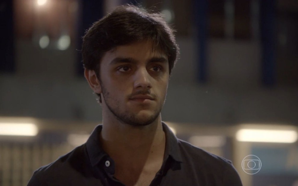 Felipe Simas grava cena com expressão séria, como Cobra em Malhação Sonhos, da Globo