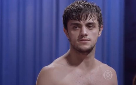 Felipe Simas grava cena com expressão triste, como Cobra em Malhação Sonhos, da Globo