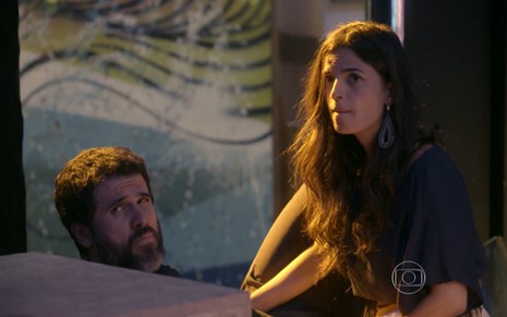 Eriberto Leão e Emanuelle Araújo gravam com caras de tensão olhando para Mário Frias, que não aparece na imagem