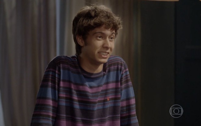 Guilherme Hamacek grava cena com sorriso tenso, como João em Malhação Sonhos
