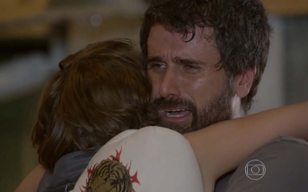 Isabella Santoni e Eriberto Leão gravam cena de abraço, como Karina e Gael, em Malhação Sonhos, da Globo
