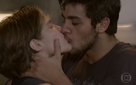 Isabella Santoni e Felipe Simas gravam cena de beijo em Malhação, como Karina e Cobra