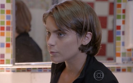 Isabella Santoni grava cena com expressão séria, como Karina, em Malhação Sonhos, da Globo