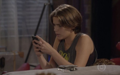 Isabella Santoni grava cena mexendo em celular, como Karina em Malhação Sonhos, da Globo