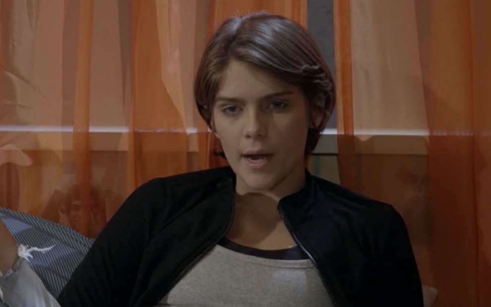 Isabella Santoni grava cena com expressão séria, como Karina, em Malhação Sonhos, da Globo