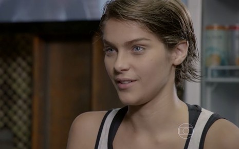 Isabella Santoni grava cena com expressão feliz, como Karina, em Malhação Sonhos, da Globo