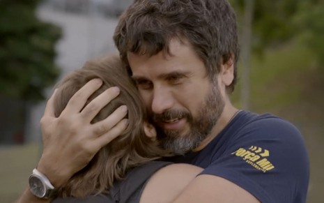 Isabella Santoni e Eriberto Leão gravam cena de abraço, como Karina e Gael, em Malhação Sonhos, da Globo