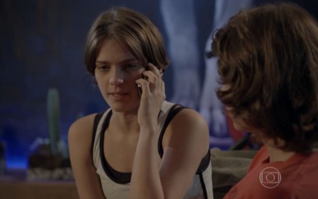 Isabella Santoni grava cena com expressão apreensiva, como Karina, em Malhação Sonhos, da Globo