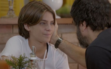 Isabella Santoni grava cena com expressão de choro para Eriberto Leão, como Karina e Gael, em Malhação Sonhos, da Globo
