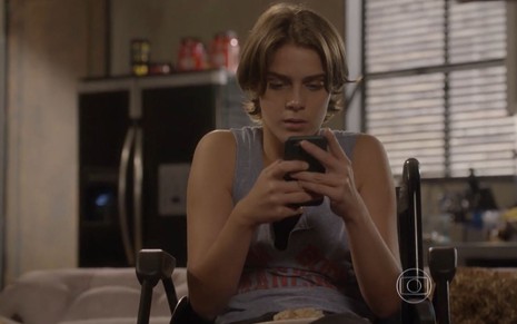 Isabella Santoni grava cena mexendo em celular, como Karina em Malhação Sonhos, da Globo