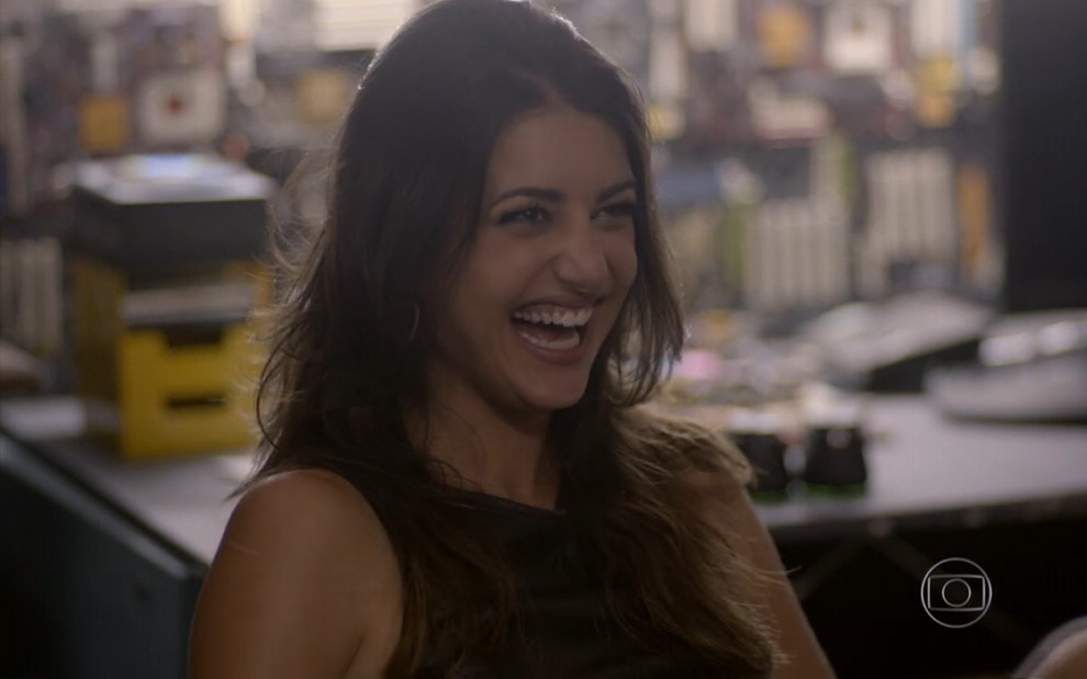 Anaju Dorigon grava sorridente em conversa com Felipe Simas, que não aparece na foto, como Jade e Cobra de Malhação