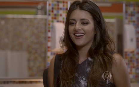Anaju Dorigon grava com cabelo solto, maquiada e sorridente como Jade de Malhação Sonhos, da Globo