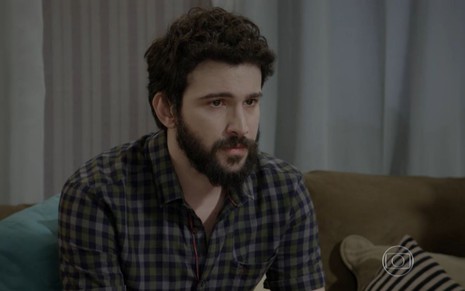 Juan Guimarães grava cena com expressão tensa, como Ernesto em Malhação Sonhos