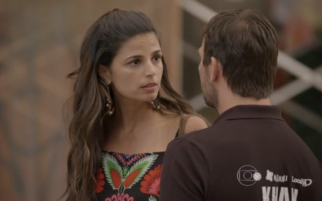 Emanuelle Araújo grava com camisa estampada e olhar sério para Marcelo Faria como Dandara e Lobão de Malhação