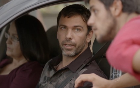 Marcelo Faria grava com camiseta preta dentro de um carro, conversando com Felipe Simas, do lado de fora, como Lobão e Cobra de Malhação