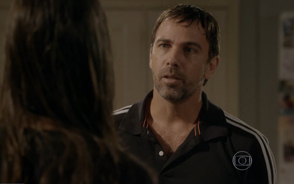 Marcalo Faria grava com camiseta preta, expressão séria como Lobão de Malhação Sonhos, da Globo