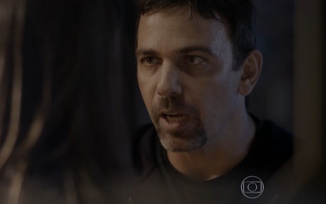 Marcelo Faria grava cena com expressão séria, como Lobão em Malhação
