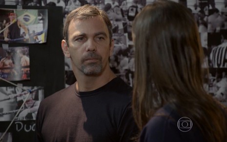 Marcelo Faria grava cena com expressão séria para Maria Joana, que aparece de costas para a imagem, como Lobão e Nat de Malhação
