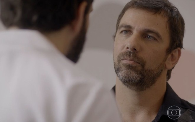Marcelo Faria grava cena encarando outro ator que aparece de costas para a imagem, como Lobão de Malhação Sonhos
