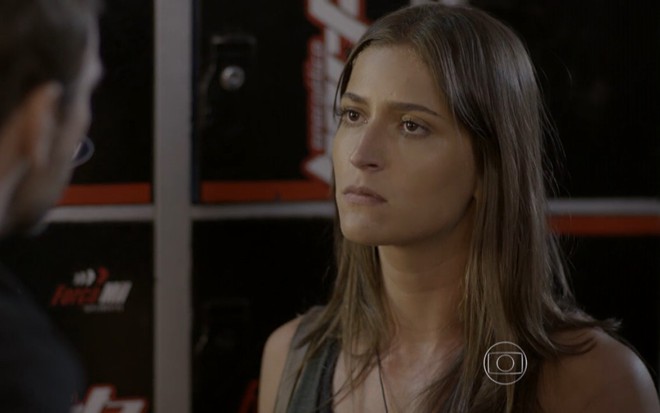 Maria Joana grava com regata preta, cabelo solto e expressão de raiva como Nat de Malhação
