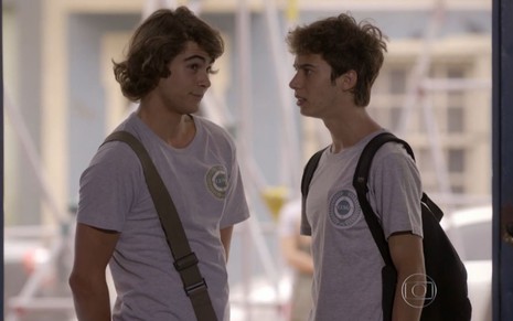 Rafael Vitti grava cena com expressão de deboche para Guilherme Hamacek, que aparece sério, como Pedro e João em Malhação Sonhos, da Globo