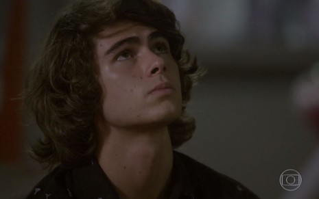 Rafael Vitti grava cena com expressão triste olhando para cima, como Pedro de Malhação Sonhos