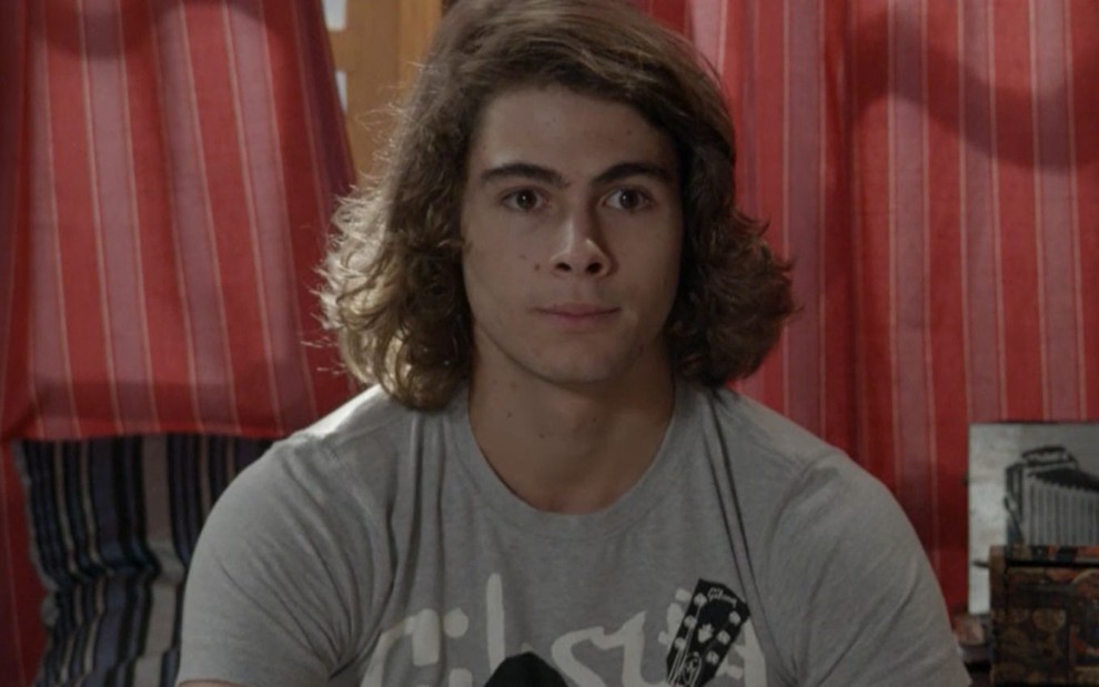 Rafael Vitti grava cena com expressão de espanto, como Pedro em Malhação Sonhos, da Globo