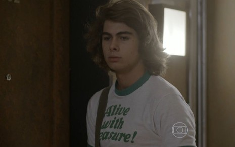 Rafael Vitti grava cena com expressão séria, como Pedro em Malhação Sonhos, da Globo
