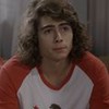 Rafael Vitti grava cena com expressão tensa, como Pedro em Malhação Sonhos, da Globo