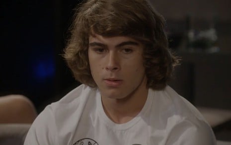 Rafael Vitti grava cena com expressão séria, como Pedro em Malhação Sonhos, da Globo