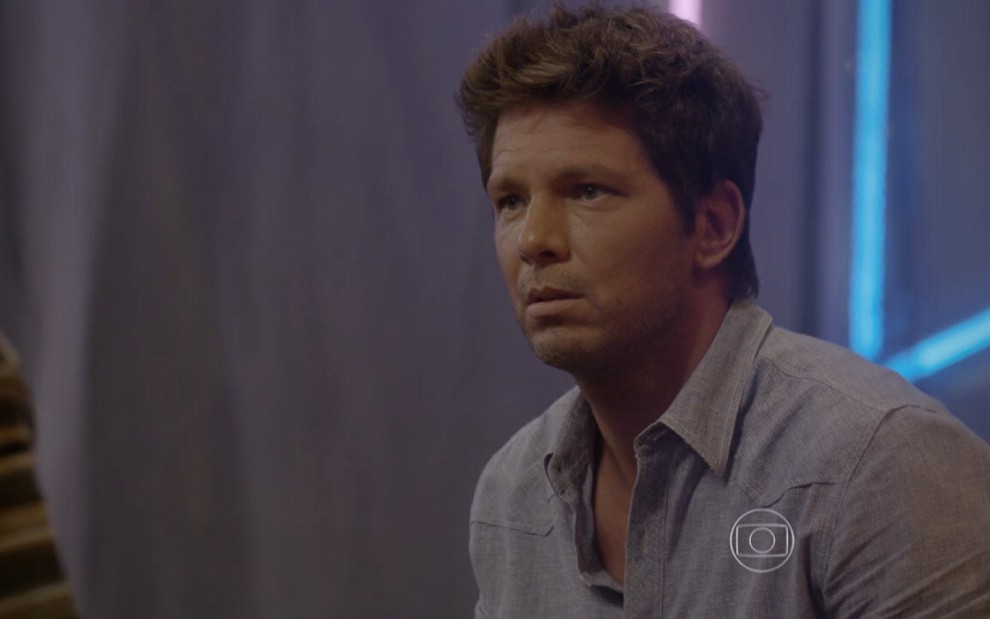 Mário Frias grava com camisa cinza e expressão séria como René em Malhação Sonhos