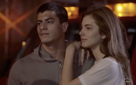 Os atores Arthur Aguiar e Bruna Hamú abraçados como os personagens Duca e Bianca no último capítulo da novela Malhação Sonhos, da Globo