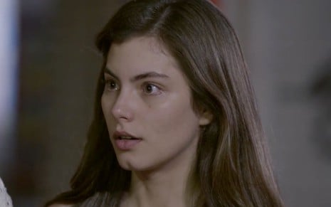 Bruna Hamú em cena de Malhação Sonhos: atriz está em close e olha assustada para alguém fora do quadro