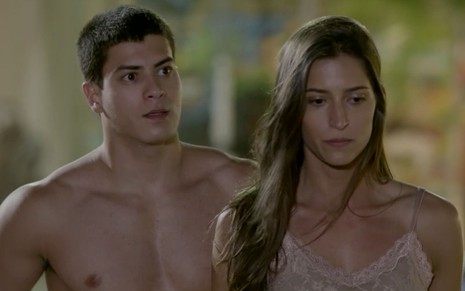 Arthur Aguiar e Maria Joana em cena de Malhação Sonhos: ator está em camisa e atriz usa camisola nude