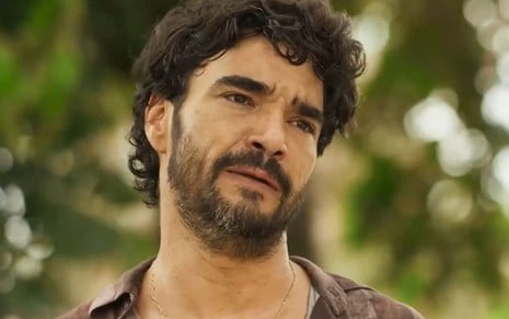 Caio Blat caracterizado como Pajeú; ele tem os olhos arregalados e usa camiseta e jaqueta surradas em cena de Mar do Sertão