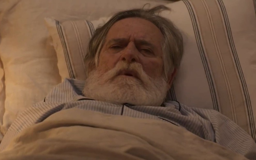 José de Abreu, caracterizado como Tertúlio, aparenta cansaço em cena de Mar do Sertão; ele está deitado na cama, com os olhos semiabertos, e se prepara para uma confissão dolorosa