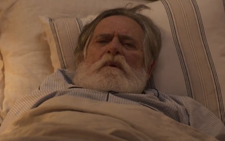 José de Abreu, caracterizado como Tertúlio, aparenta cansaço em cena de Mar do Sertão; ele está deitado na cama, com os olhos semiabertos, e se prepara para uma confissão dolorosa