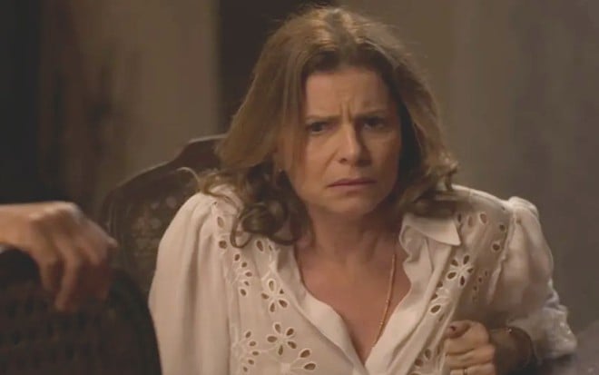 A atriz Debora Bloch como Deodora em cena de Mar do Sertão