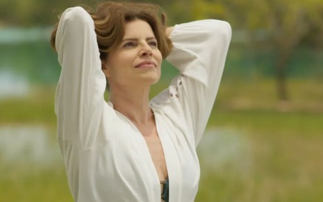 A atriz Debora Bloch como Deodora em cena de Mar do Sertão