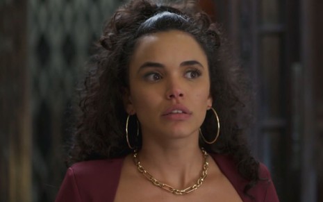 Giovanna Cordeiro grava cena com expressão tensa, como Xaviera em Mar do Sertão