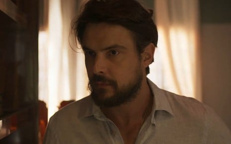 Sergio Guizé, caracterizado como José, exibe choque em cena de Mar do Sertão